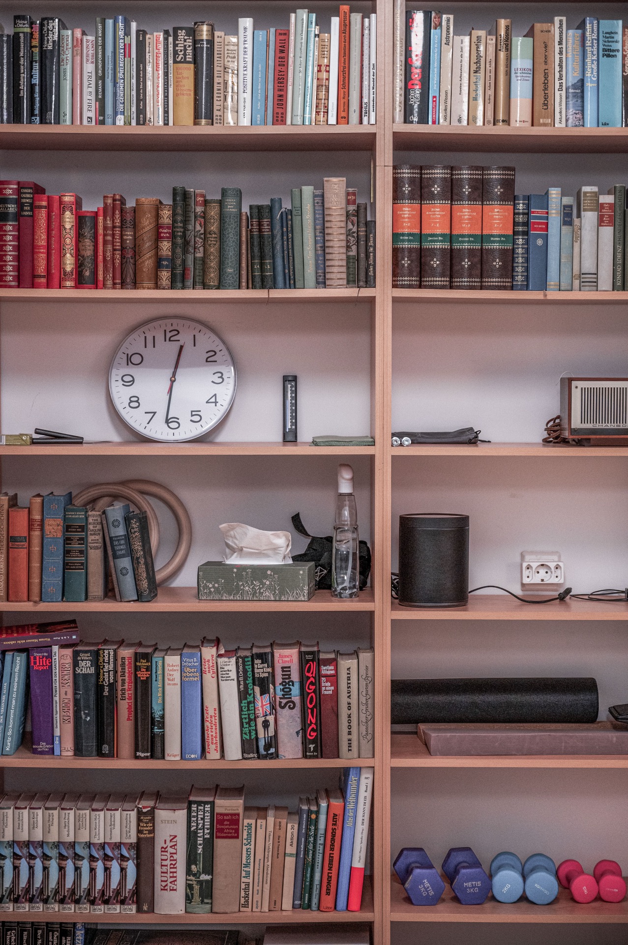 Bücherregal im Studio